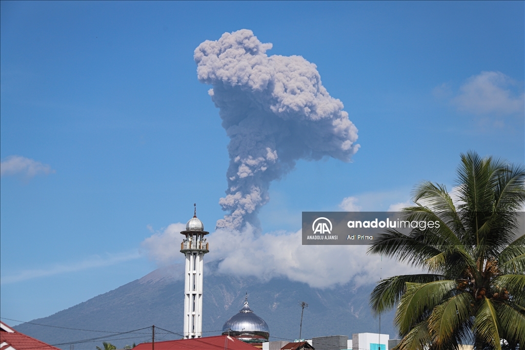 Endonezya'daki Marapi Yanardağı yeniden faaliyete geçti