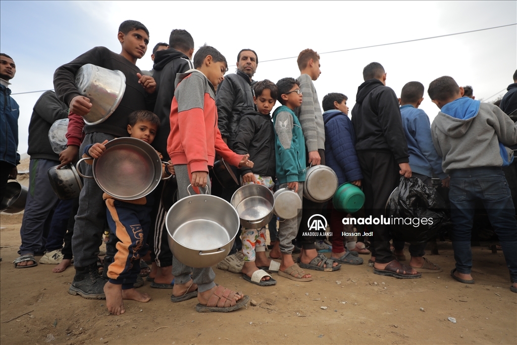 İsrail saldırıları altındaki Gazzelilere sıcak yemek dağıtıldı