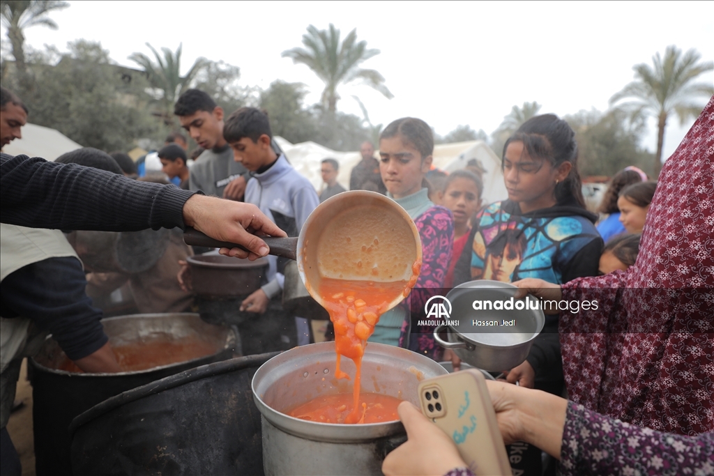 İsrail saldırıları altındaki Gazzelilere sıcak yemek dağıtıldı