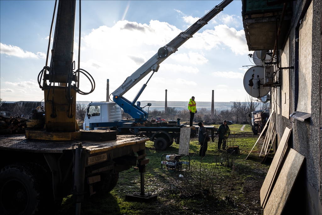 Ukrayna'nın Sloviansk kentinde sivil halk füze saldırısı sonrası hasarı onarıyor