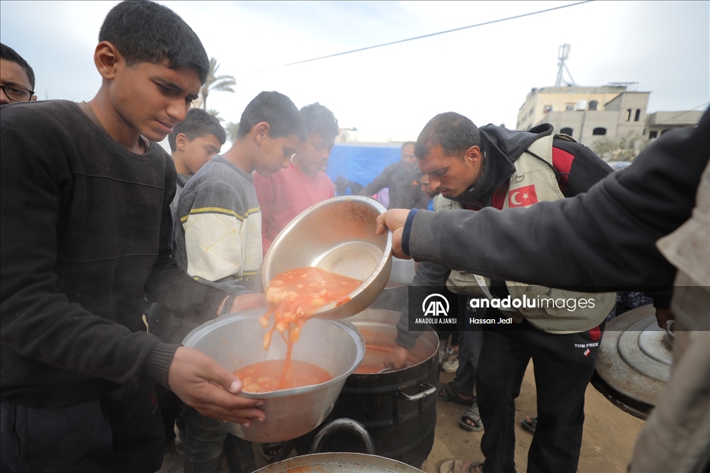 İsrail saldırıları altındaki Gazzelilere sıcak yemek dağıtıldı