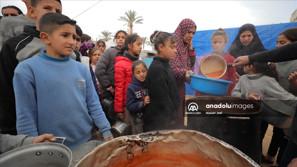 İsrail saldırıları altındaki Gazzelilere sıcak yemek dağıtıldı