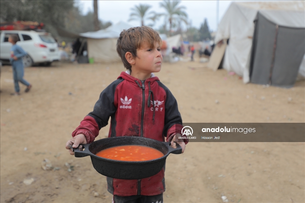 İsrail saldırıları altındaki Gazzelilere sıcak yemek dağıtıldı