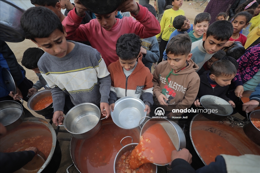 İsrail saldırıları altındaki Gazzelilere sıcak yemek dağıtıldı