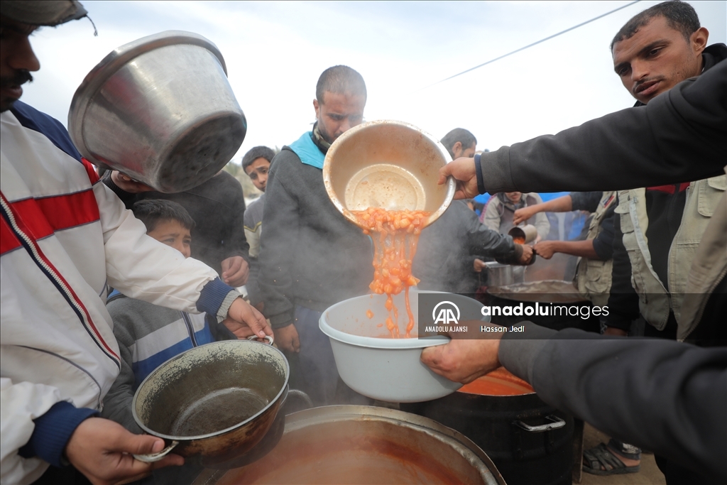 İsrail saldırıları altındaki Gazzelilere sıcak yemek dağıtıldı