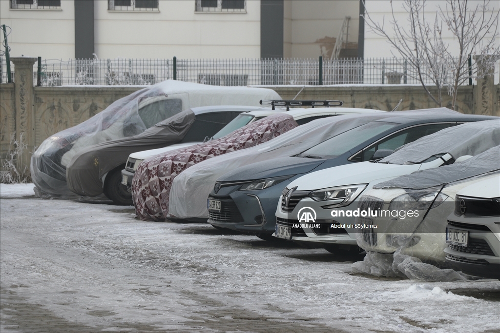 Ağrı'da dondurucu soğuk nedeniyle vatandaşların kaş ve kirpiklerinde kırağı oluştu