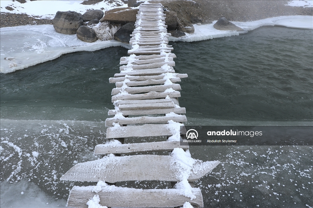 Ağrı'da dondurucu soğuk nedeniyle vatandaşların kaş ve kirpiklerinde kırağı oluştu