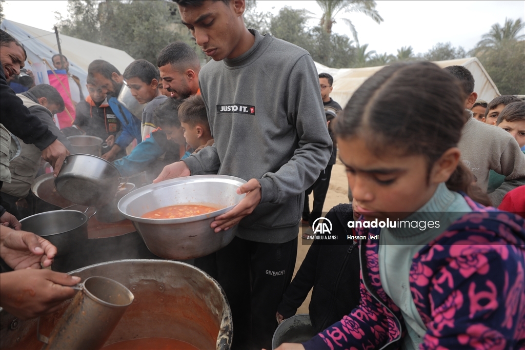 İsrail saldırıları altındaki Gazzelilere sıcak yemek dağıtıldı
