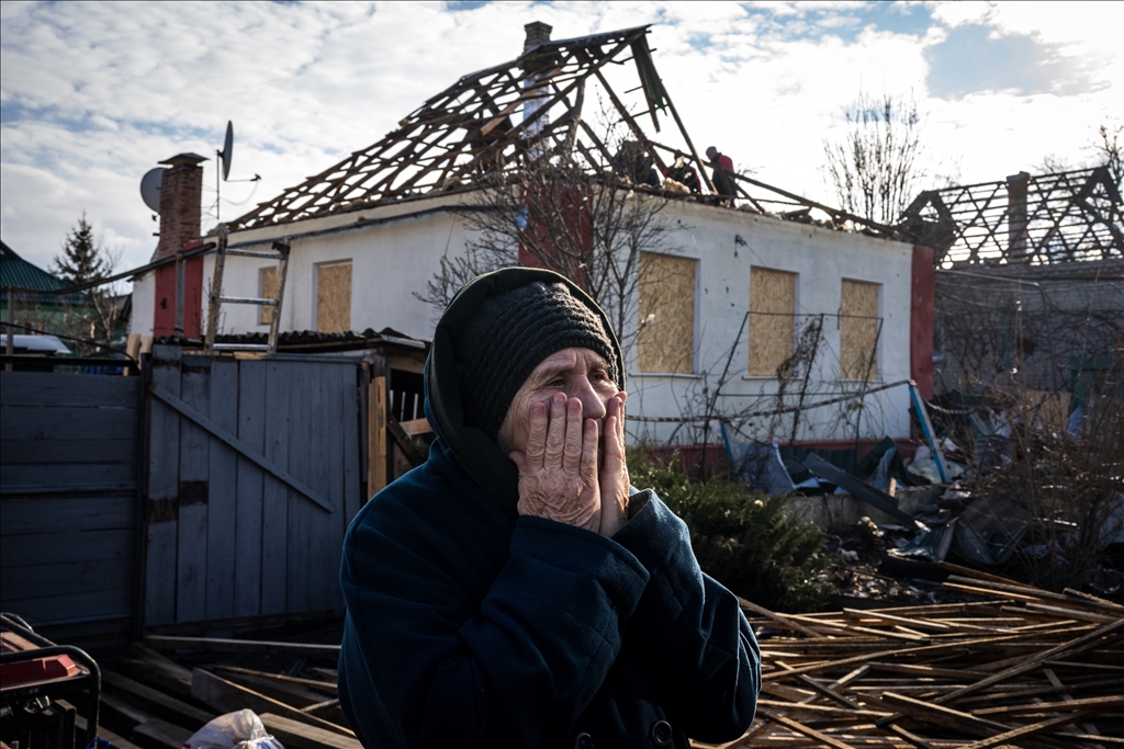 Ukrayna'nın Sloviansk kentinde sivil halk füze saldırısı sonrası hasarı onarıyor