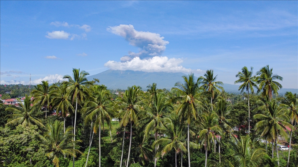 Endonezya'daki Marapi Yanardağı yeniden faaliyete geçti