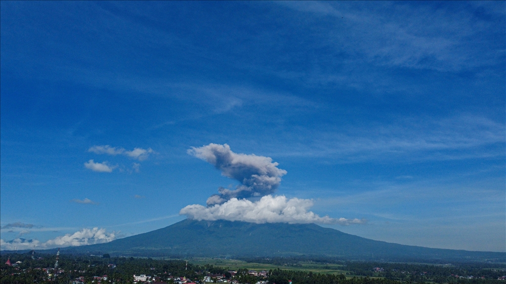 Endonezya'daki Marapi Yanardağı yeniden faaliyete geçti