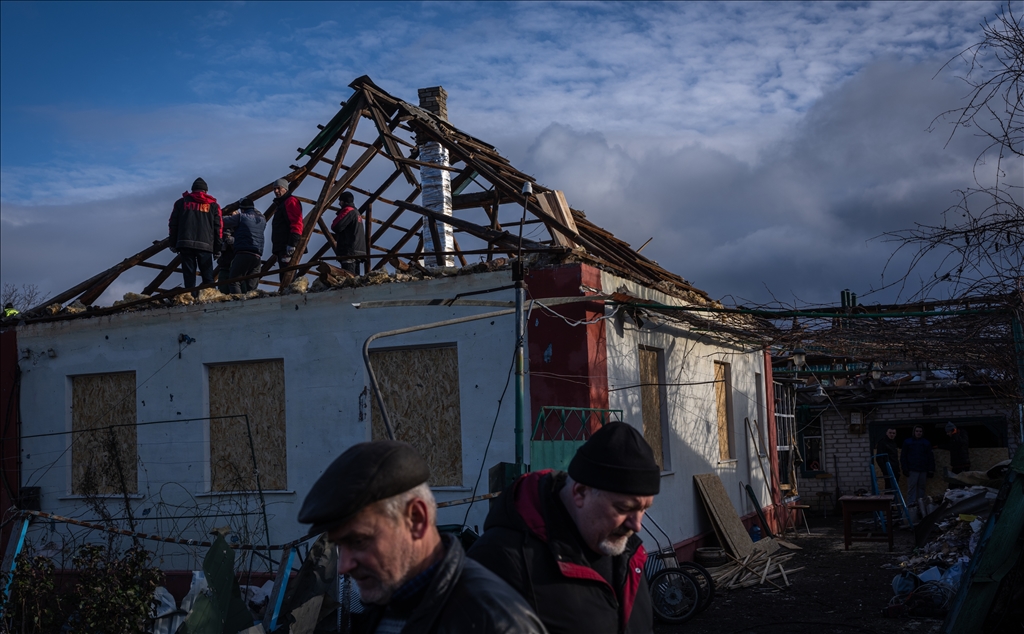 Ukrayna'nın Sloviansk kentinde sivil halk füze saldırısı sonrası hasarı onarıyor