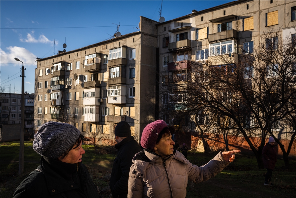 Ukrayna'nın Sloviansk kentinde sivil halk füze saldırısı sonrası hasarı onarıyor