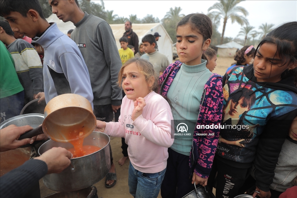 İsrail saldırıları altındaki Gazzelilere sıcak yemek dağıtıldı