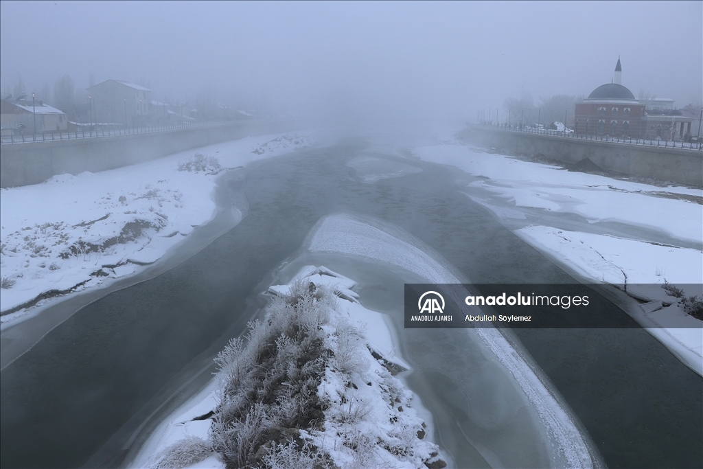 Ağrı'da dondurucu soğuk nedeniyle vatandaşların kaş ve kirpiklerinde kırağı oluştu