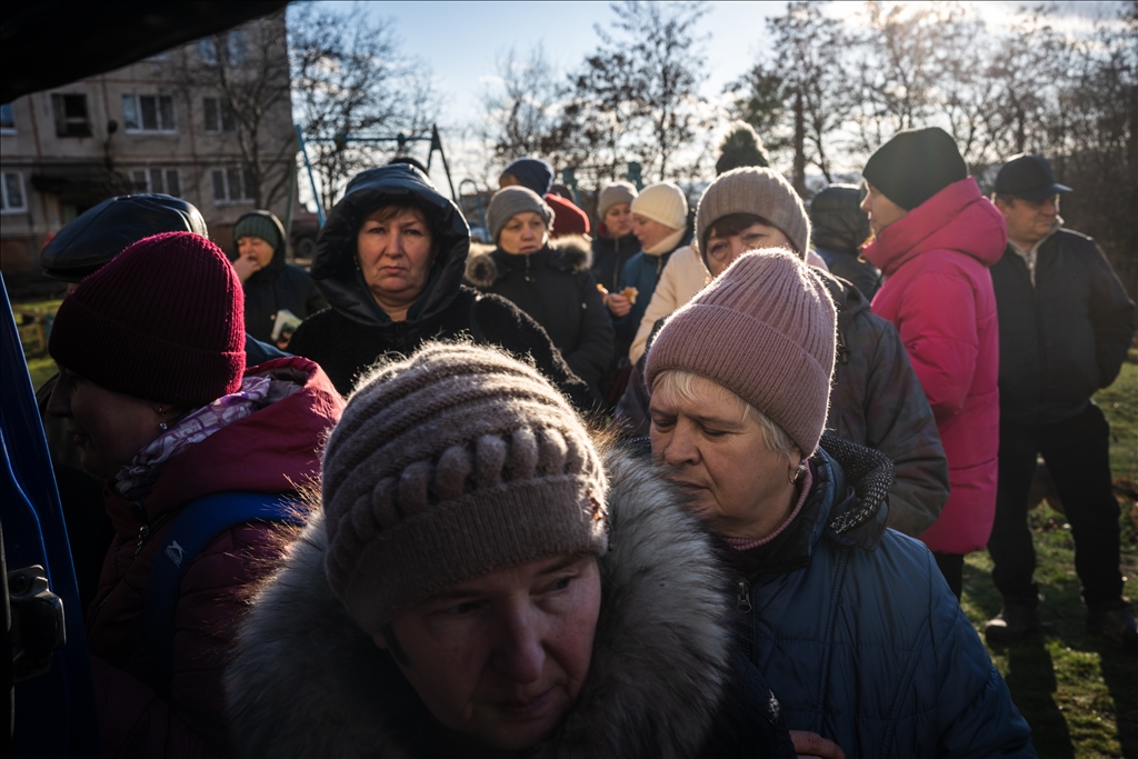 Ukrayna'nın Sloviansk kentinde sivil halk füze saldırısı sonrası hasarı onarıyor