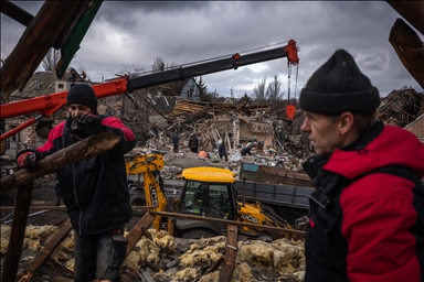 Ukrayna'nın Sloviansk kentinde sivil halk füze saldırısı sonrası hasarı onarıyor