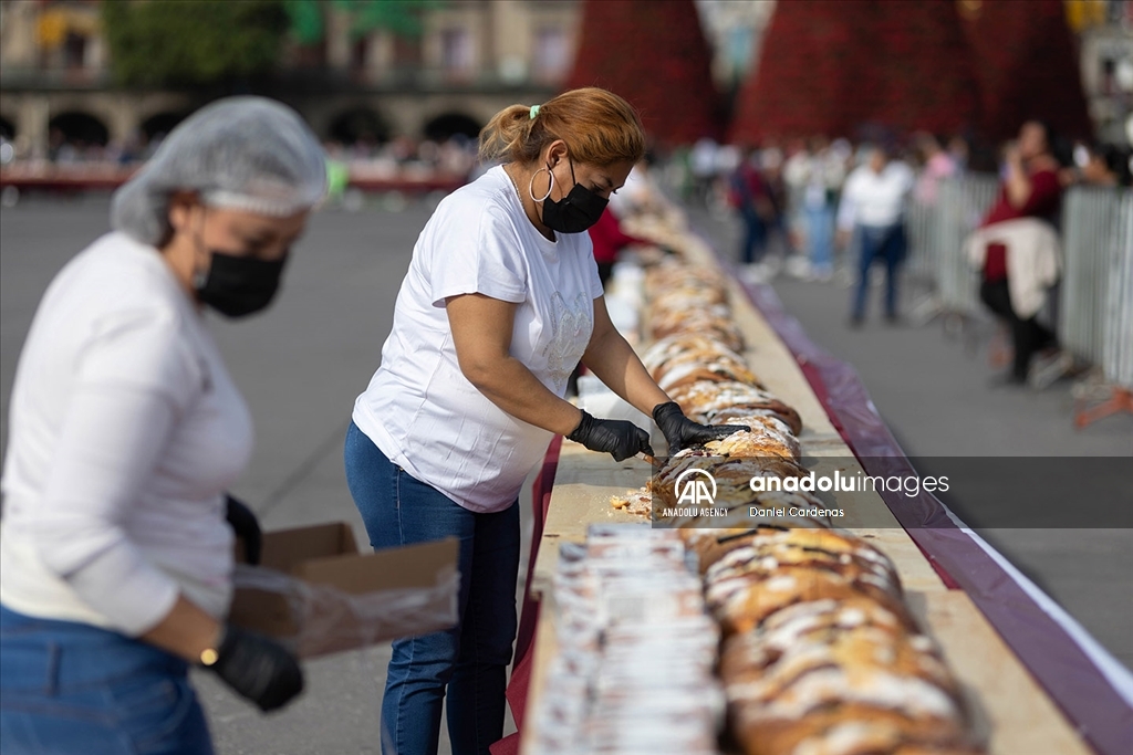 В Мексике в рамках празднования Эпифании традиционный хлеб "Rosca de Reyes" раздавали жителям