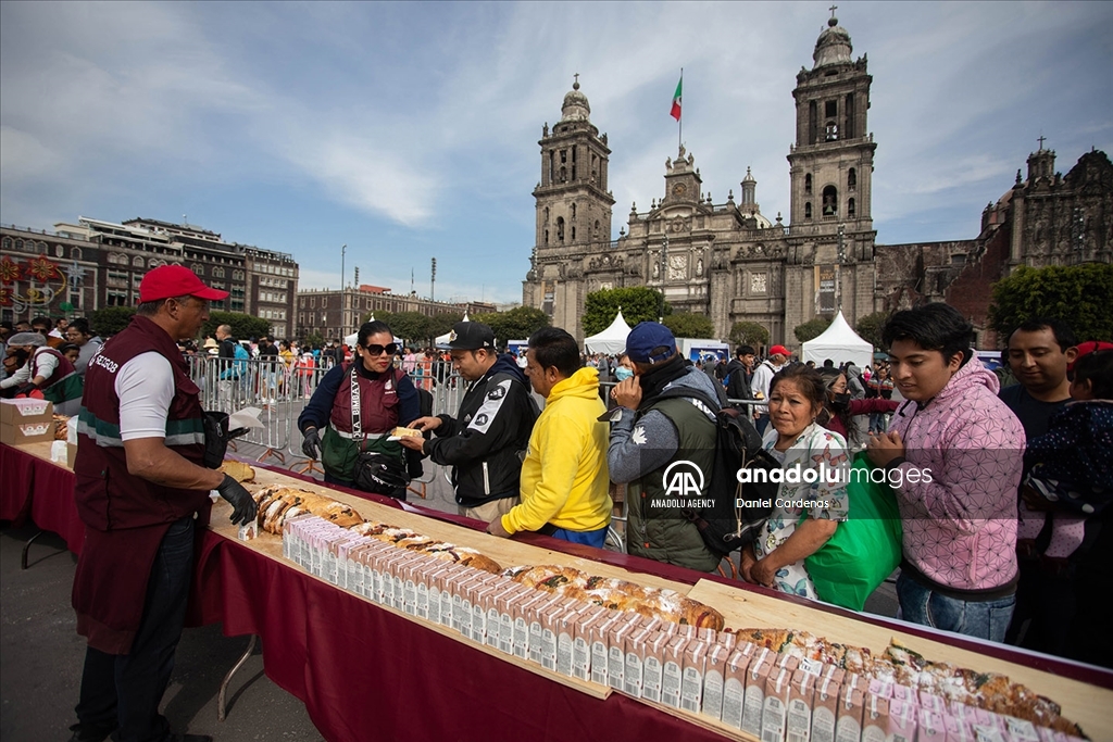 В Мексике в рамках празднования Эпифании традиционный хлеб "Rosca de Reyes" раздавали жителям