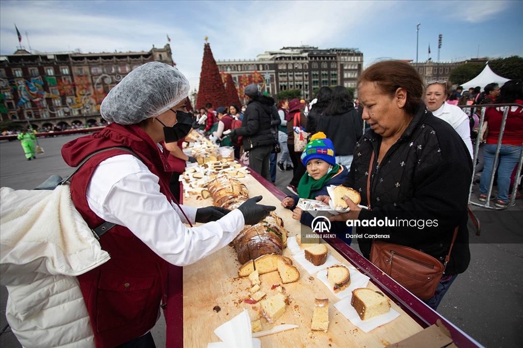 В Мексике в рамках празднования Эпифании традиционный хлеб "Rosca de Reyes" раздавали жителям
