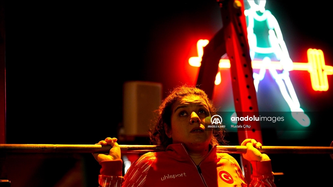 Görme engelli kadın halterci, omuzladığı her ağırlıkta "özgürleşiyor"