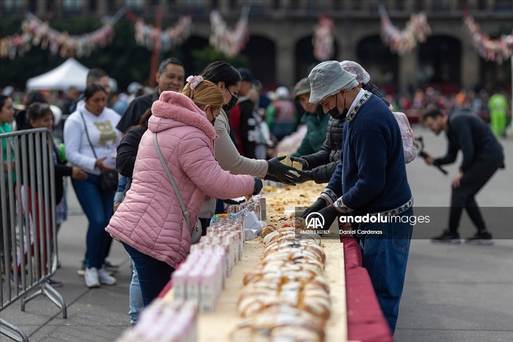 В Мексике в рамках празднования Эпифании традиционный хлеб "Rosca de Reyes" раздавали жителям