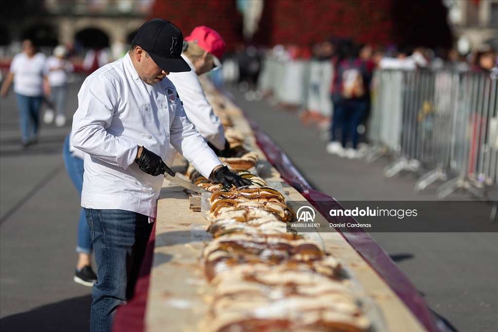 В Мексике в рамках празднования Эпифании традиционный хлеб "Rosca de Reyes" раздавали жителям