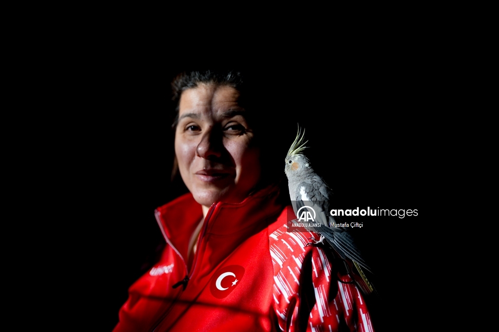 Görme engelli kadın halterci, omuzladığı her ağırlıkta "özgürleşiyor"