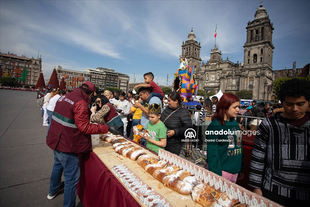 В Мексике в рамках празднования Эпифании традиционный хлеб "Rosca de Reyes" раздавали жителям