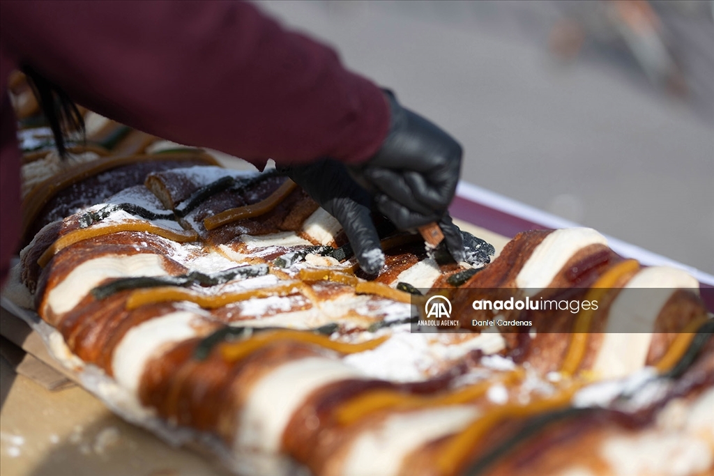 В Мексике в рамках празднования Эпифании традиционный хлеб "Rosca de Reyes" раздавали жителям
