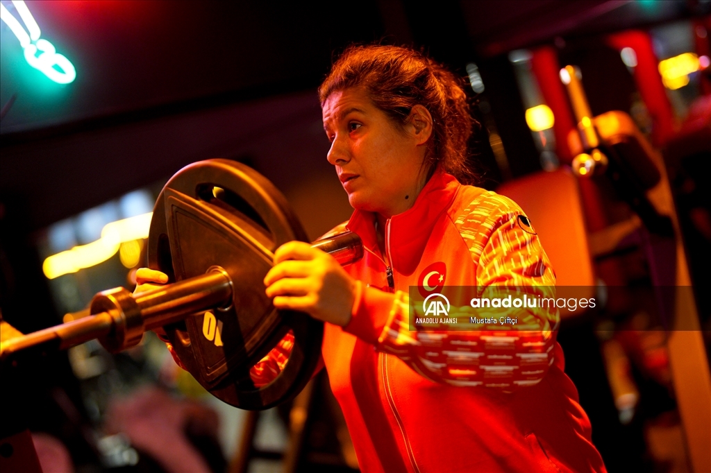 Görme engelli kadın halterci, omuzladığı her ağırlıkta "özgürleşiyor"