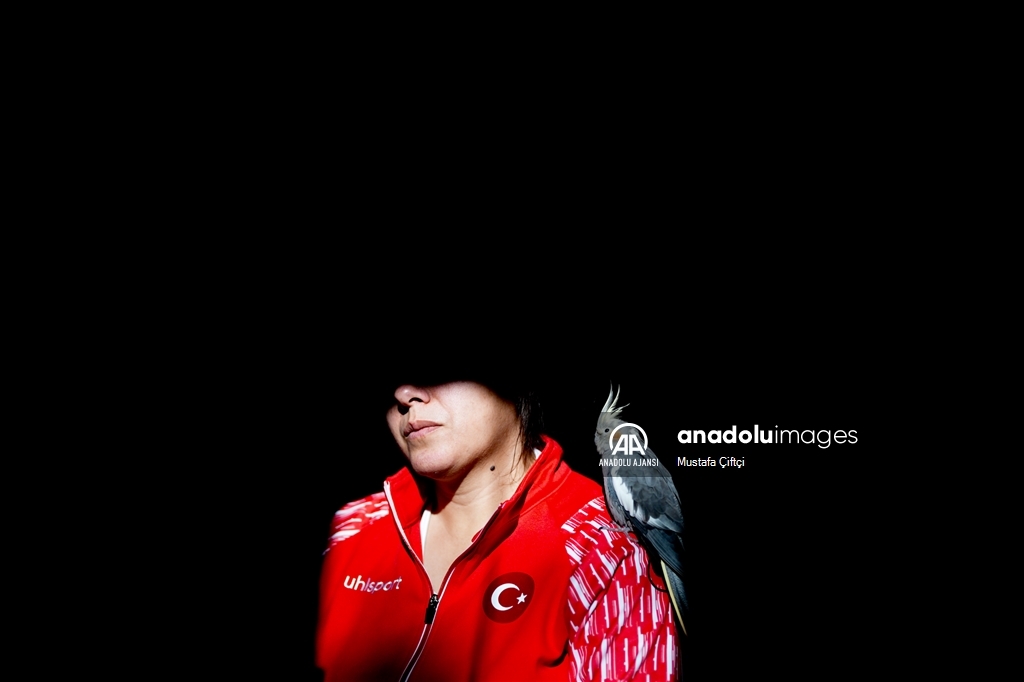 Görme engelli kadın halterci, omuzladığı her ağırlıkta "özgürleşiyor"