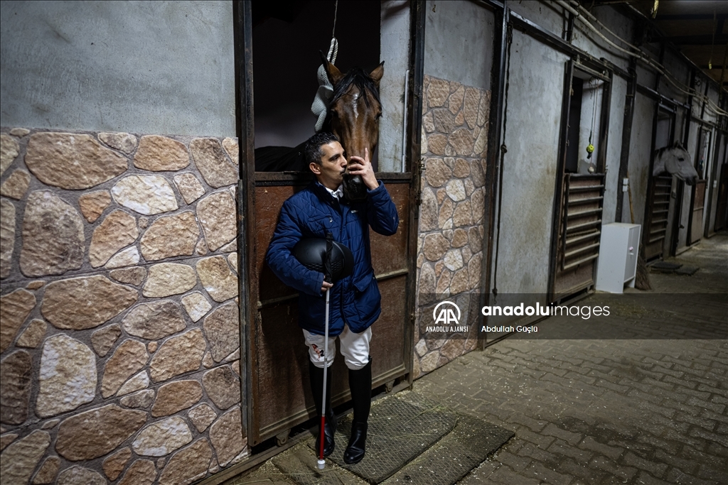 Görme engelli binicinin hedefi paralimpik oyunlara katılmak