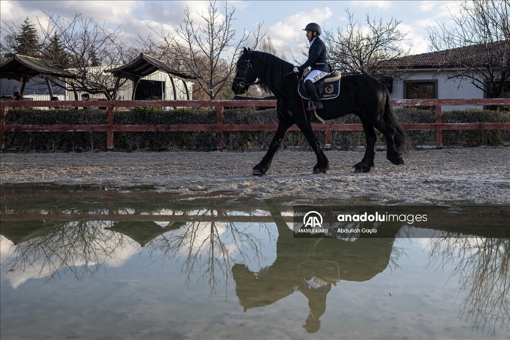 Görme engelli binicinin hedefi paralimpik oyunlara katılmak