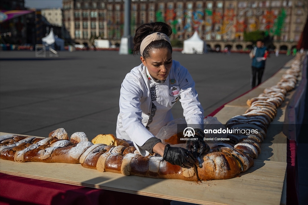 В Мексике в рамках празднования Эпифании традиционный хлеб "Rosca de Reyes" раздавали жителям