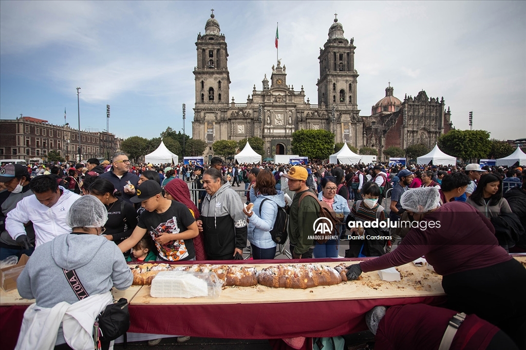 В Мексике в рамках празднования Эпифании традиционный хлеб "Rosca de Reyes" раздавали жителям
