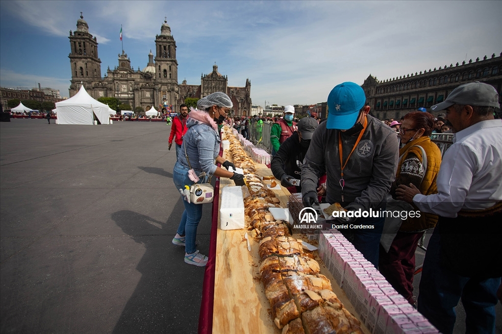 В Мексике в рамках празднования Эпифании традиционный хлеб "Rosca de Reyes" раздавали жителям