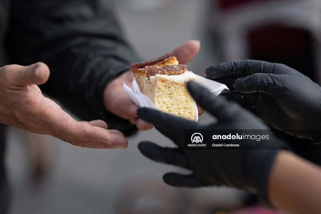 В Мексике в рамках празднования Эпифании традиционный хлеб "Rosca de Reyes" раздавали жителям
