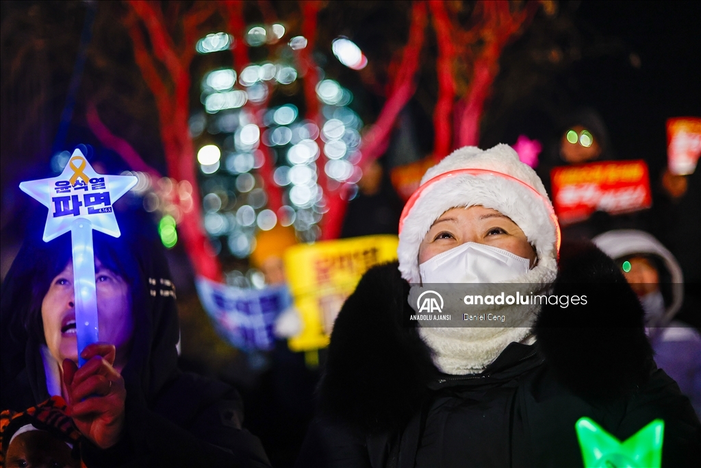 Güney Kore'de devlet başkanlığı görevinden uzaklaştırılan Yeol karşıtı gösteriler sürüyor