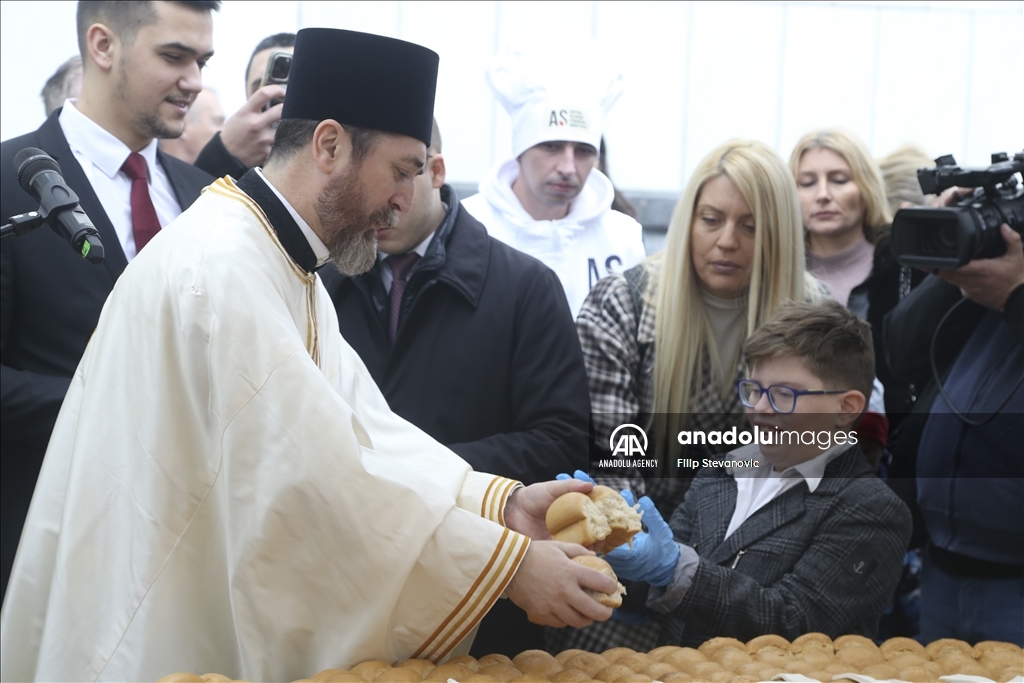 BEOGRAD - Božićna liturgija i tradicionalno lomljenje božićne česnice