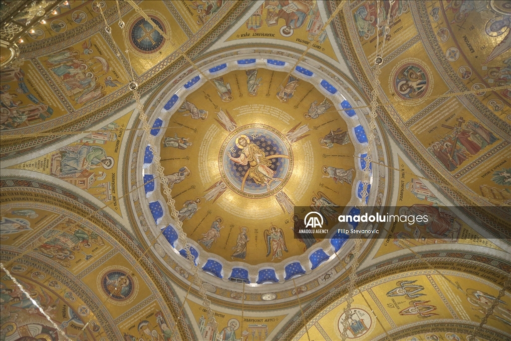 BEOGRAD - Božićna liturgija i tradicionalno lomljenje božićne česnice