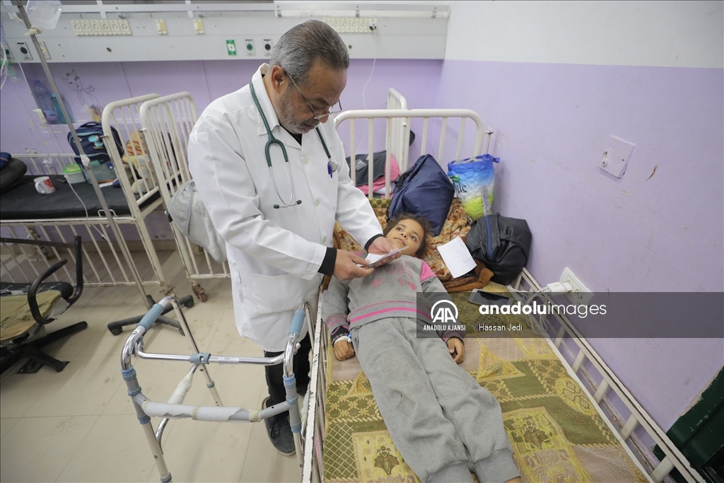 İsrail saldırısında bir bacağını kaybeden Filistinli doktor, görevine devam ediyor