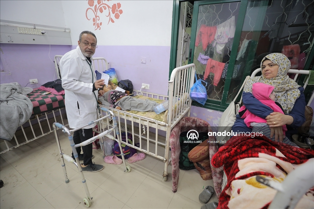İsrail saldırısında bir bacağını kaybeden Filistinli doktor, görevine devam ediyor