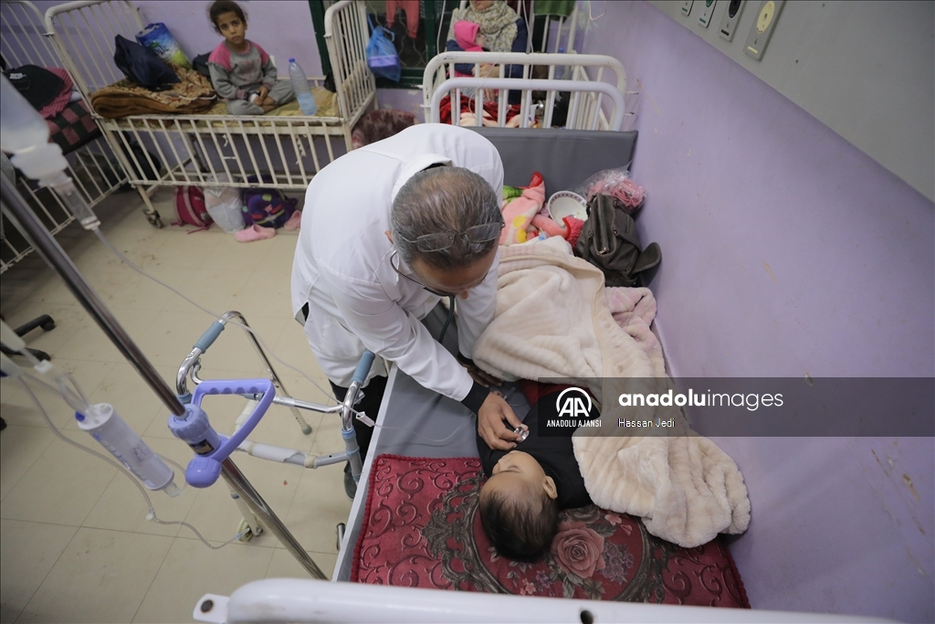 İsrail saldırısında bir bacağını kaybeden Filistinli doktor, görevine devam ediyor