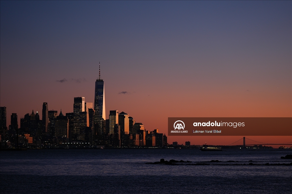 Gün batımı New York'un finansal merkezi Manhattan'ı etkileyici bir siluete dönüştürdü