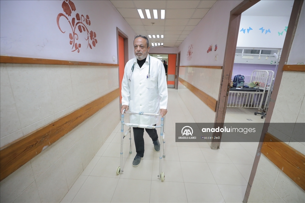 İsrail saldırısında bir bacağını kaybeden Filistinli doktor, görevine devam ediyor