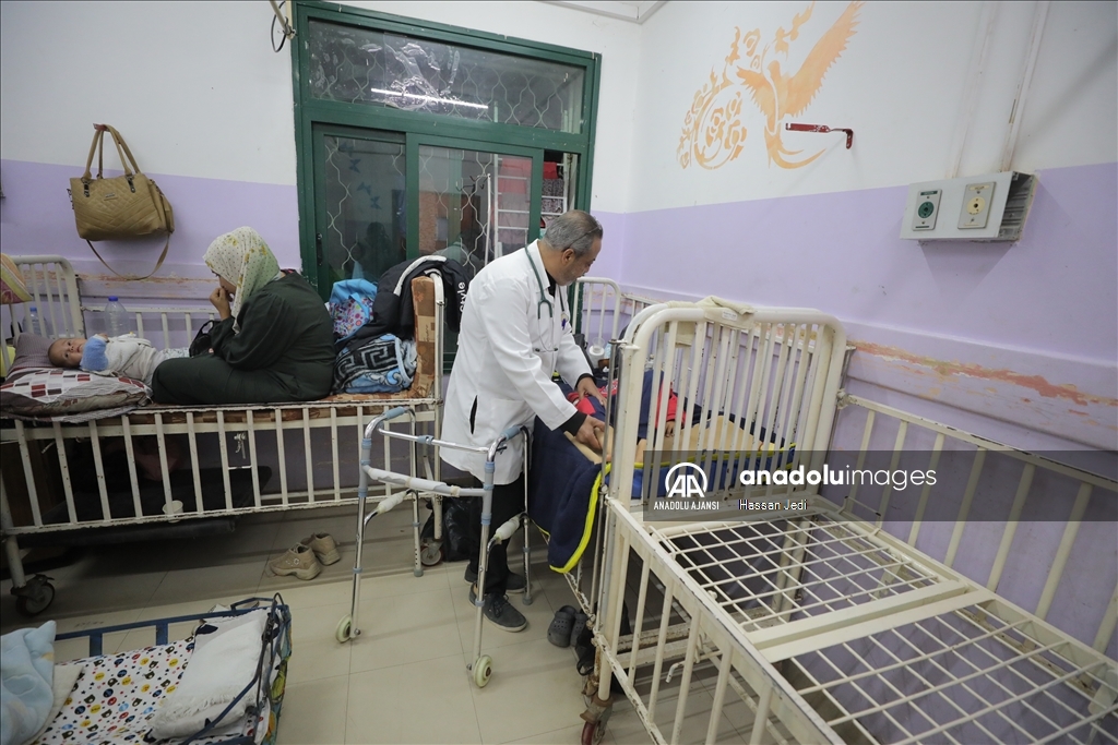 İsrail saldırısında bir bacağını kaybeden Filistinli doktor, görevine devam ediyor