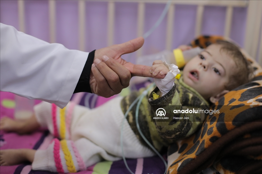 İsrail saldırısında bir bacağını kaybeden Filistinli doktor, görevine devam ediyor