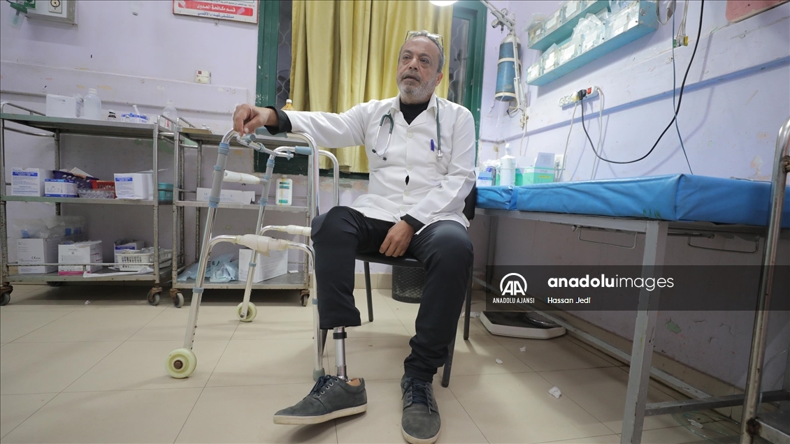 İsrail saldırısında bir bacağını kaybeden Filistinli doktor, görevine devam ediyor
