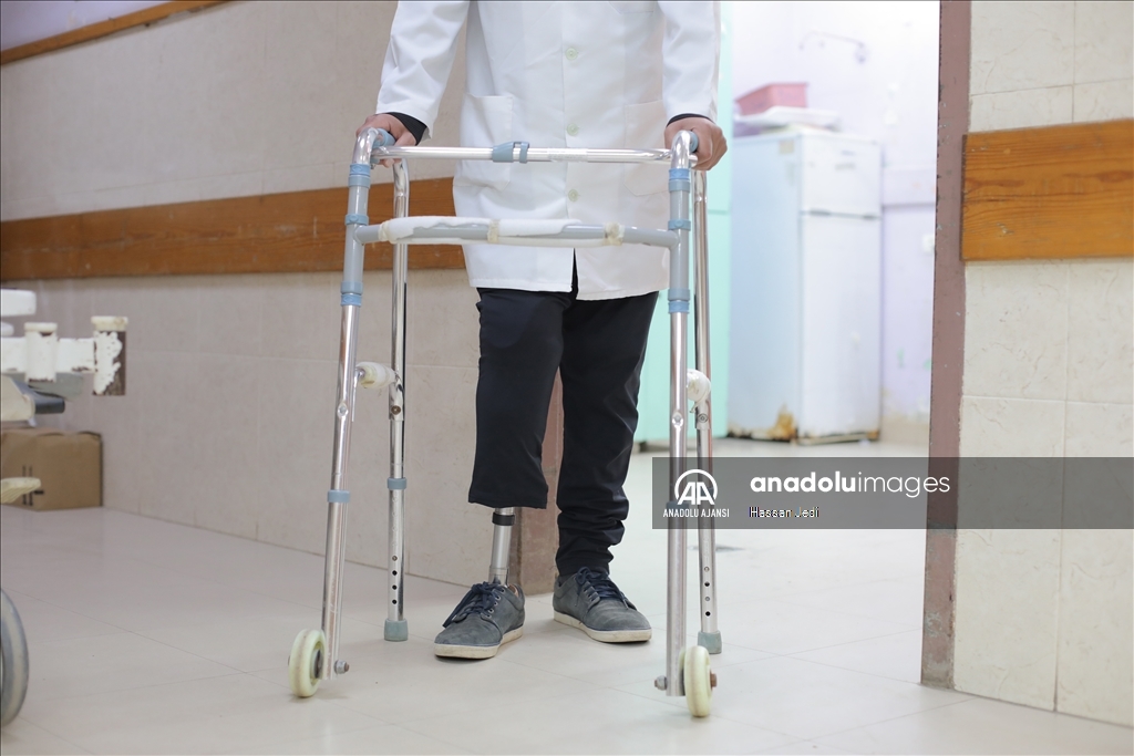 İsrail saldırısında bir bacağını kaybeden Filistinli doktor, görevine devam ediyor